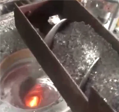 پگھلنے کے لیے ایلومینیم کے چپس پگھلنا
